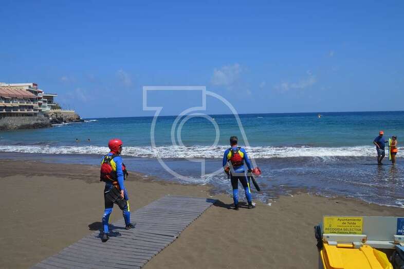 Imagen de los bomberos a su llegada a la playa (Foto TA)